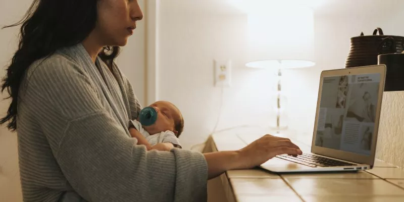 Buscan aplicar el tiempo de licencia del padre fallecido o con enfermedad grave a la madre (Rawpixel)