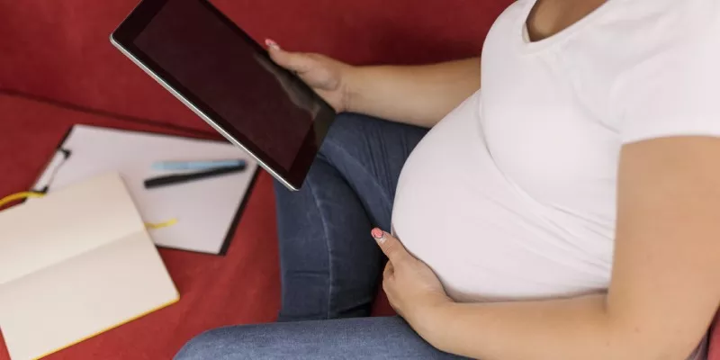 Así será la ley que brinda garantías a estudiantes gestantes, en periodo de lactancia y en licencia de paternidad (Freepik)