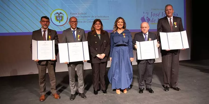 CONDECORACION-JOSE-IGNACIO-MARQUEZ(MINJUSTICIA)