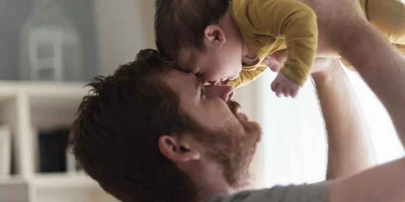 Licencia de paternidad se otorga por todos los hijos, independientemente de su filiación (Freepik)