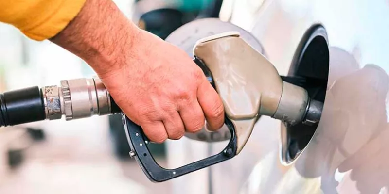 Gasolina-combustible-tanqueo(CanalInstitucional).jpg
