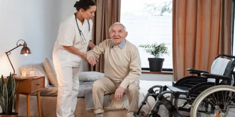Amparan derechos a la salud y dignidad humana de mujer de 100 años que requería servicio de cuidador (Freepik)