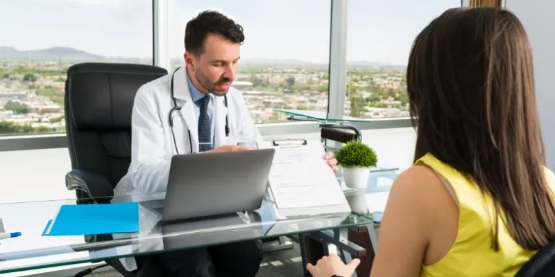 Condenan a médico que aprovechó confianza de su paciente y la accedió carnalmente (Freepik)