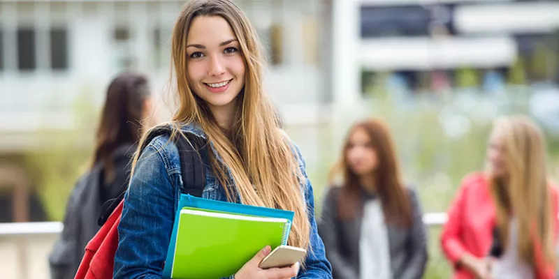 estudiantes-universitarios-sonrisafreepik.jpg