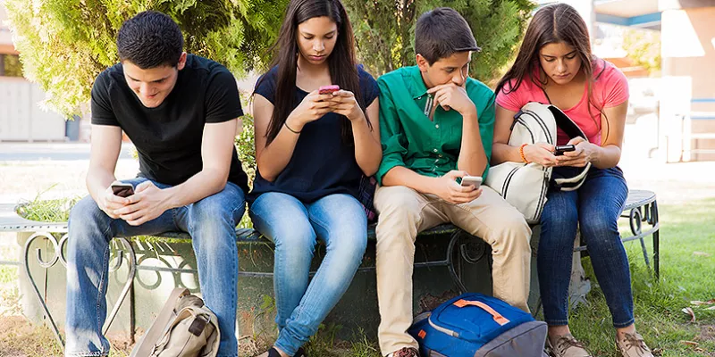 adolescentes-estudiantes-celularbig-1509241952.jpg