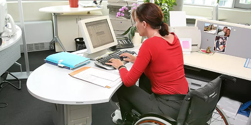 discapacitado-silladeruedas-trabajo2shut-1509242023.jpg