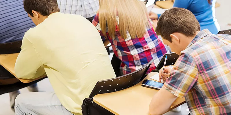 estudiantes-celular-universitariosshut-1509242060.jpg
