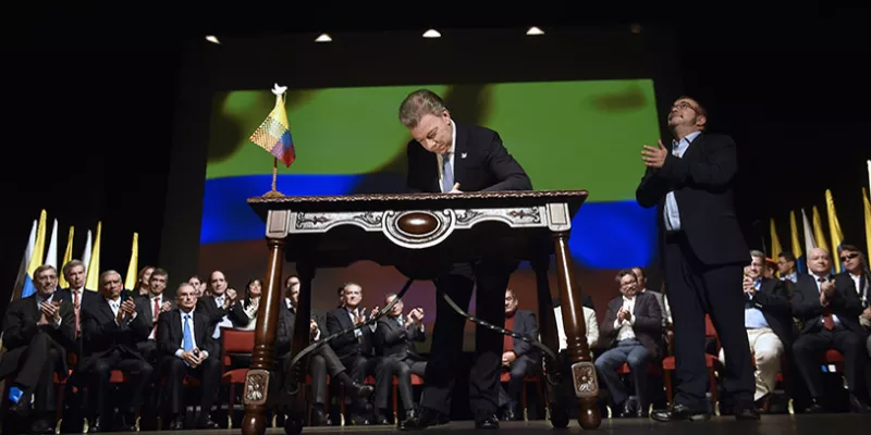 firma-nuevoacuerdo-pazpresidencia-1509241932.jpg