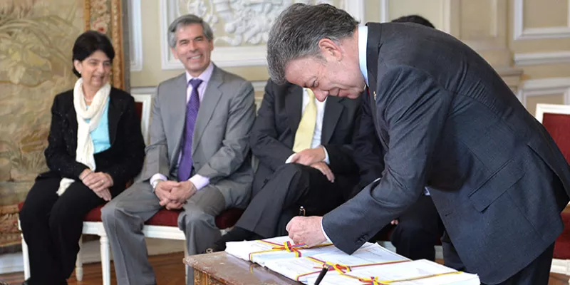 firmadecretos-2015-1509242288.jpg