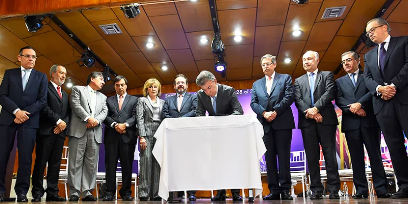 juridiccion-constitucional-presidente-firma-firmando-1509241617.jpg