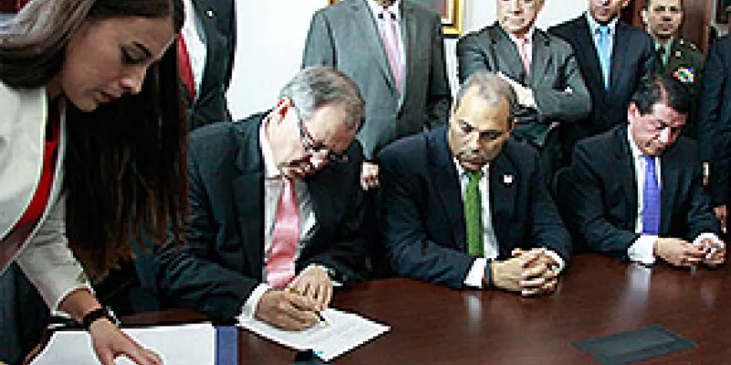 medi-140825firmaproyecto1-procu-1509243111.jpg