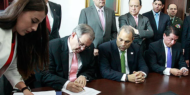 medi-150724firmaproyecto20procu-1509242659.jpg
