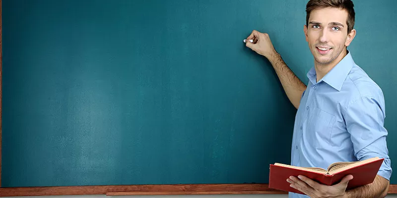 profesor-educacion-tableroshut-1509242207.jpg