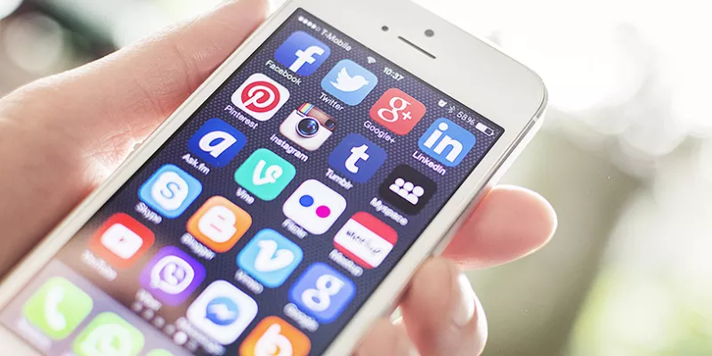 redessociales-celular-intenetshut-1509242056.jpg