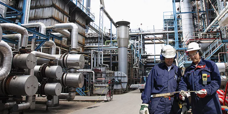 refineria-petroleo-trabajadoresshut-1509241984.jpg