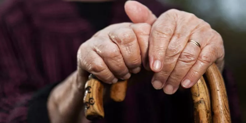 pension-abuelos-manosgettyimages.jpg