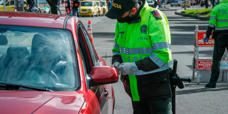 transito-policia-carro.jpg